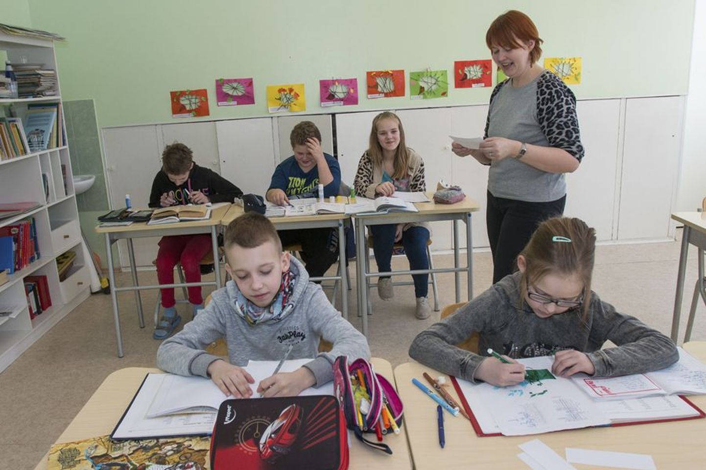 Suure-Jaani kooli Tääksi õppekohas käib õpetaja Pille Sonki inglise keele tund. Kuueklassilises koolis on praegu seitse õpilast. Täpselt nii palju, et ühte klassi ära mahtuda.