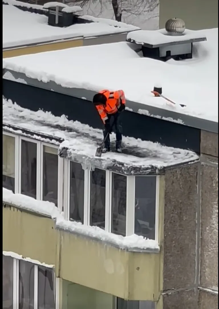 Мужчина на крыше.