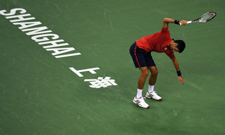 Novak Djokovic lõhkus reketi, rebis särgi puruks, vaidles kohtunikuga ja kaotas lõpuks Roberto Bautista Agutile. FOTOD: Scanpix