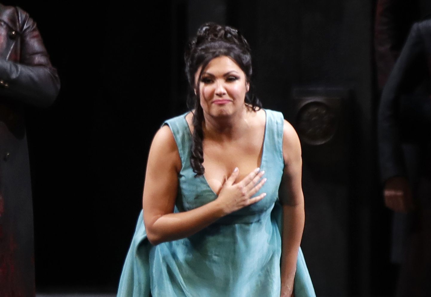 Venelannast sopran Anna Netrebko kummardamas pärast etenuse lõppu Itaalias Milanos La Scala ooperimaja «Tosca» etendust 7. detsembril 2019