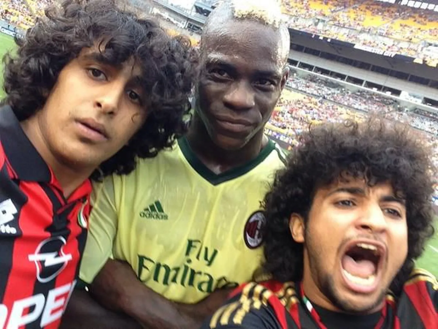 Fännid Mario Balotelliga pilti tegemas.