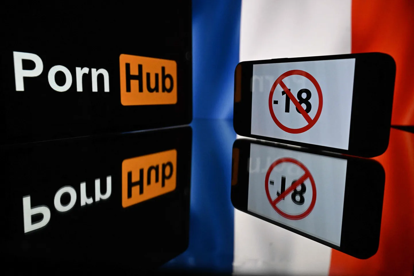 Veebisaidi Pornhub logo, Prantsusmaa lipp ja alla 18-aastastele keelatud silt.