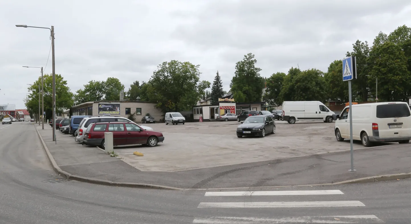 Jaama ja Puiestee tänava nurgal olevale platsile ehitatakse uus keskus, kuhu kolib ka parklas aastaid tegutsenud kiirsöögikiosk.