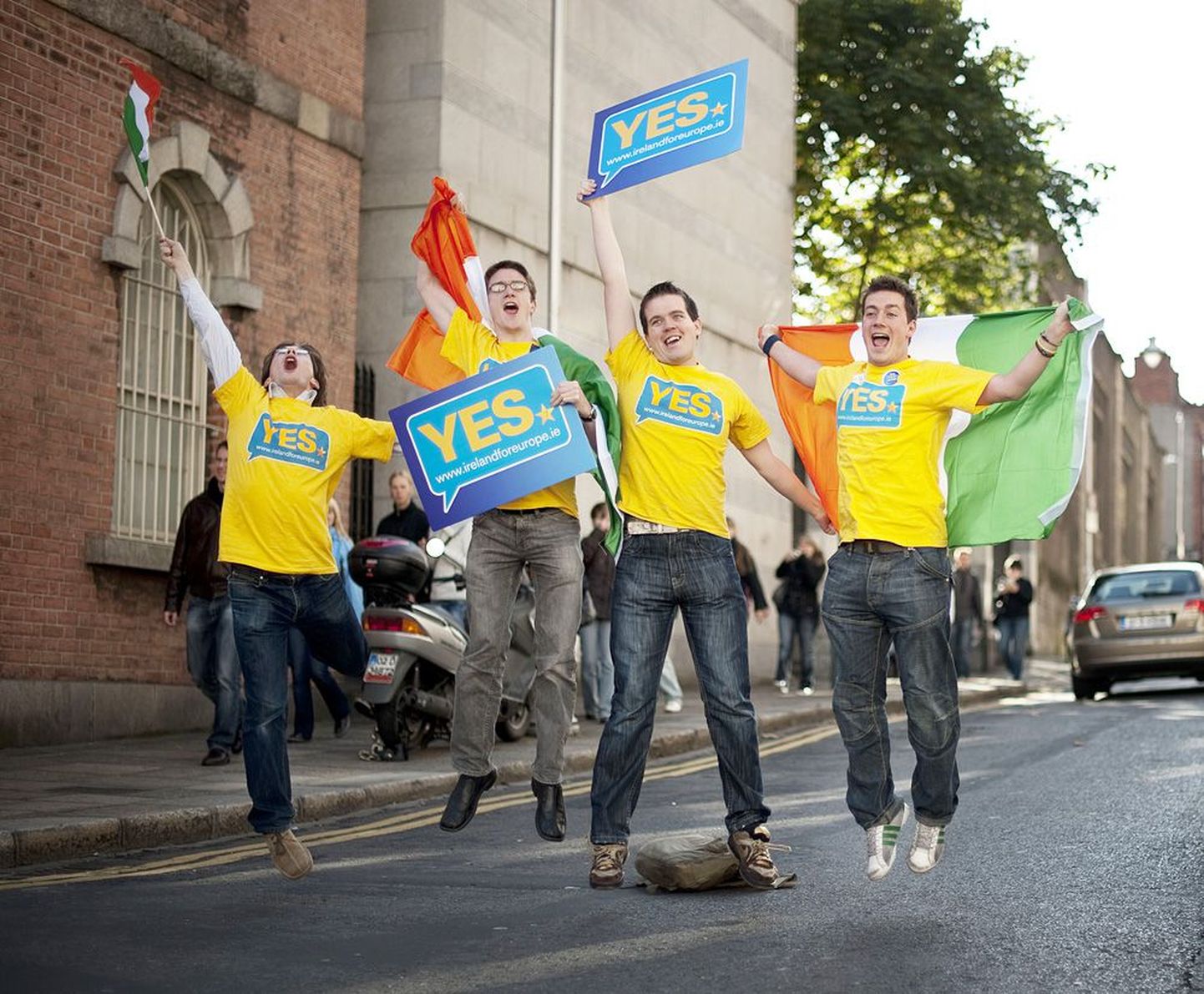 Lissaboni lepingu pooldajad laupäeval Dublinis pärast hääletustulemuse selgumist. Euroopa Liidu reformikava poolt hääletas kaks kolmandikku iirlastest.