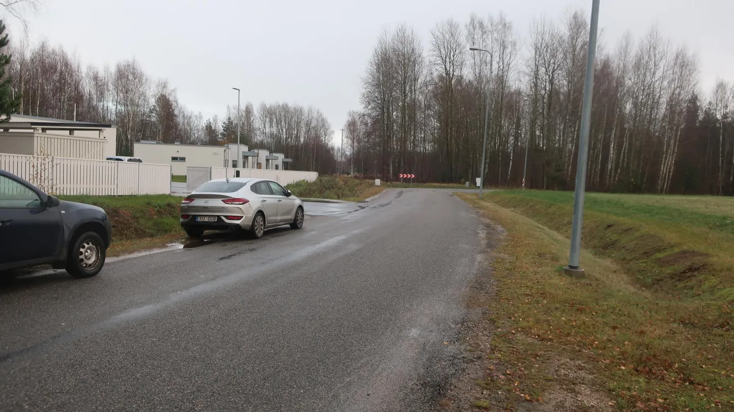 Maatükk jääb erivajadusega inimeste ridaelamutest (vasakul) üle tee.