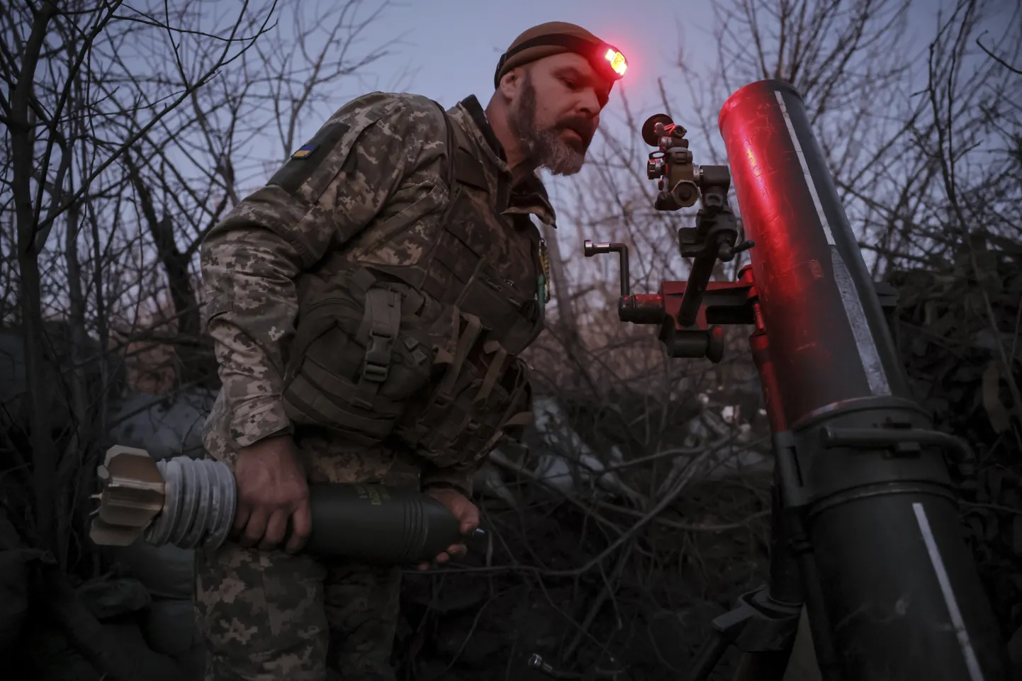 Ukraina sõdur valmistumas 120 mm miinipildujast tuld andma Vene positsioonide pihta Tšassiv Jari lähistel 19. novembril 2024. aastal.