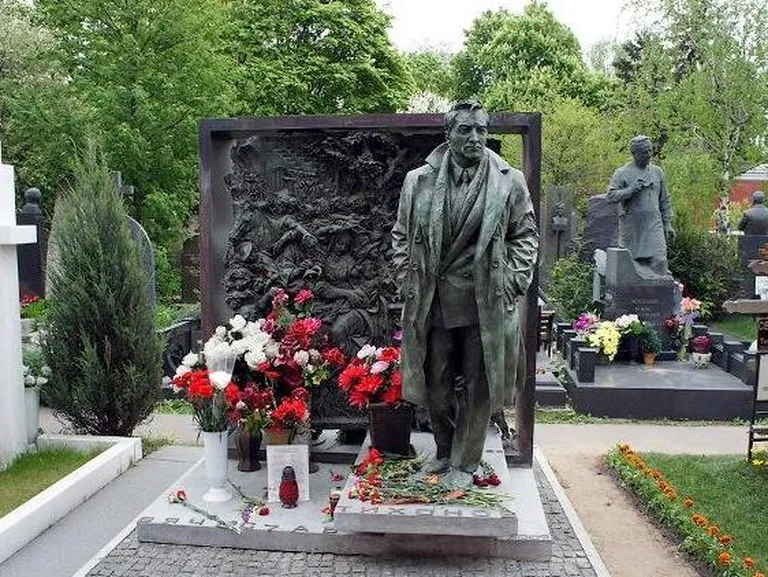 Памятник Тихонову