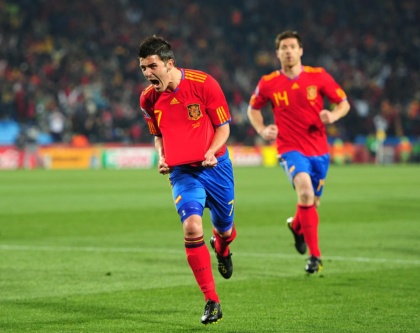 David Villa väravat tähistamas.