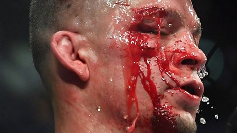 VIDEO ⟩ UFC-staar kägistas tänavakakluses tiktokkeri magama