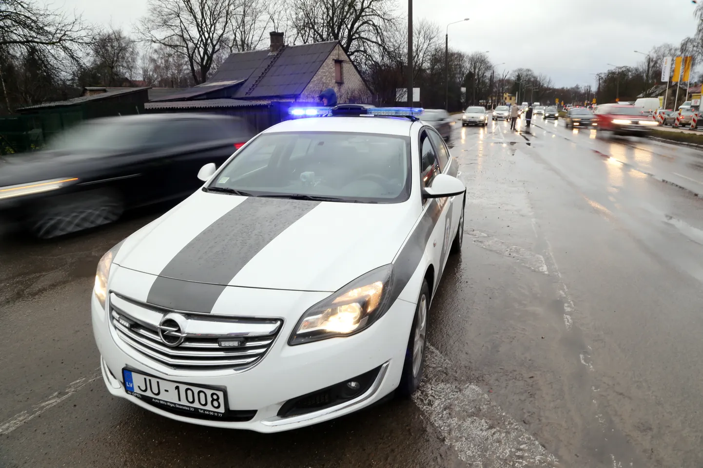 Valsts policijas automašīna profilaktiskā reida laikā Ulmaņa gatvē, lai konstatētu transportlīdzekļu vadītājus, kuri spēkratu vada alkohola, narkotisko vai citu apreibinošo vielu ietekmē.