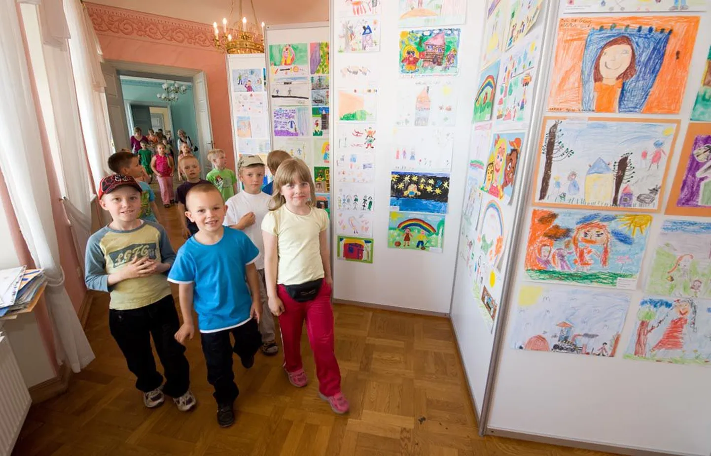 Eile vallutasid õiguskantsleri büroo esimesed lapsed – Järvamaa Väätsa lasteaia põngerjad, kes tulid koos kasvatajatega lasteaia lõpu puhul Tallinna külastama.