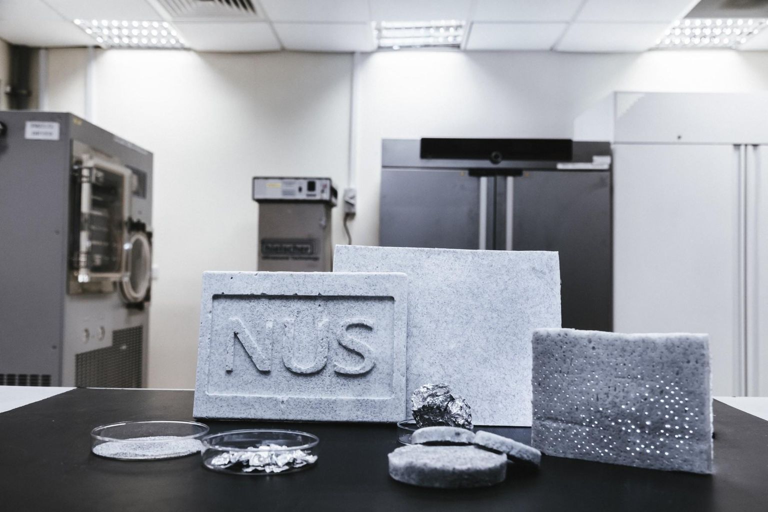 Õhuga täidetud pooridega metallvahuks – aerogeeliks – muudetud alumiiniumijäätmed Singapuri riikliku ülikooli laboris.