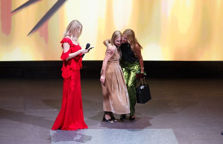 Moefestivali Fashion Week esimine päev. Kuldnõela Gala - Anu Saagim andis moelooja Thea Pilvetile üle Elu24 lugejate lemmiku preemia, milleks olid Goldtime`i «Tantsivad teemandid»