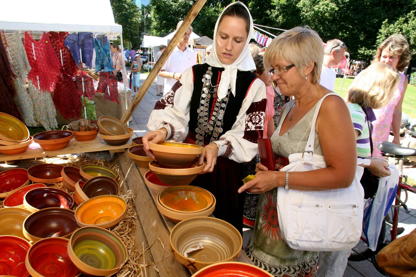 Tartu Helisevate Hansapäevade hansalaat 2010.  Pildil hansalaada kaupleja Heidi Mäeveer Setu potte müümas.