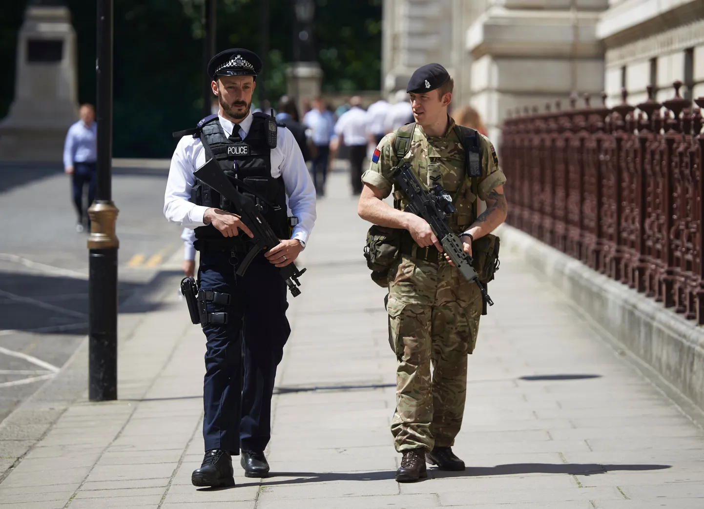 Briti sõdur ja politseinik patrullimas.