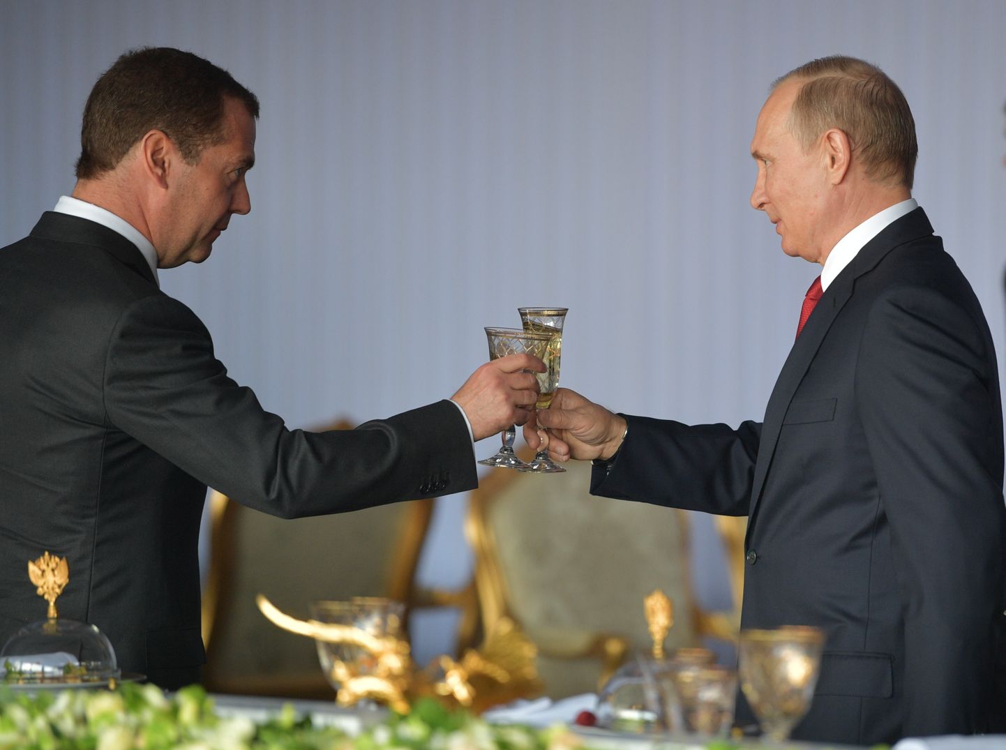 Третий президент России Дмитрий Медведев, который по данным СМИ имеет проблемы с алкоголизмом, выпивает со вторым (он же четвертый и "пожизненный") президентом РФ Путиным, Москва, 2017 год.