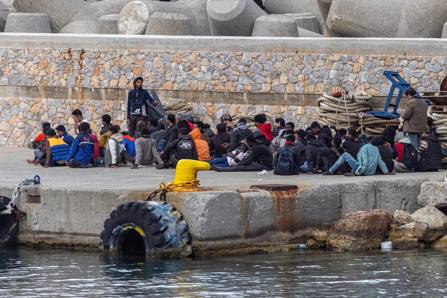 Merelt päästetud migrandid 8. mail Kreeta saarel Sfakia väikelinna sadamas. Foto on illustratiivne.