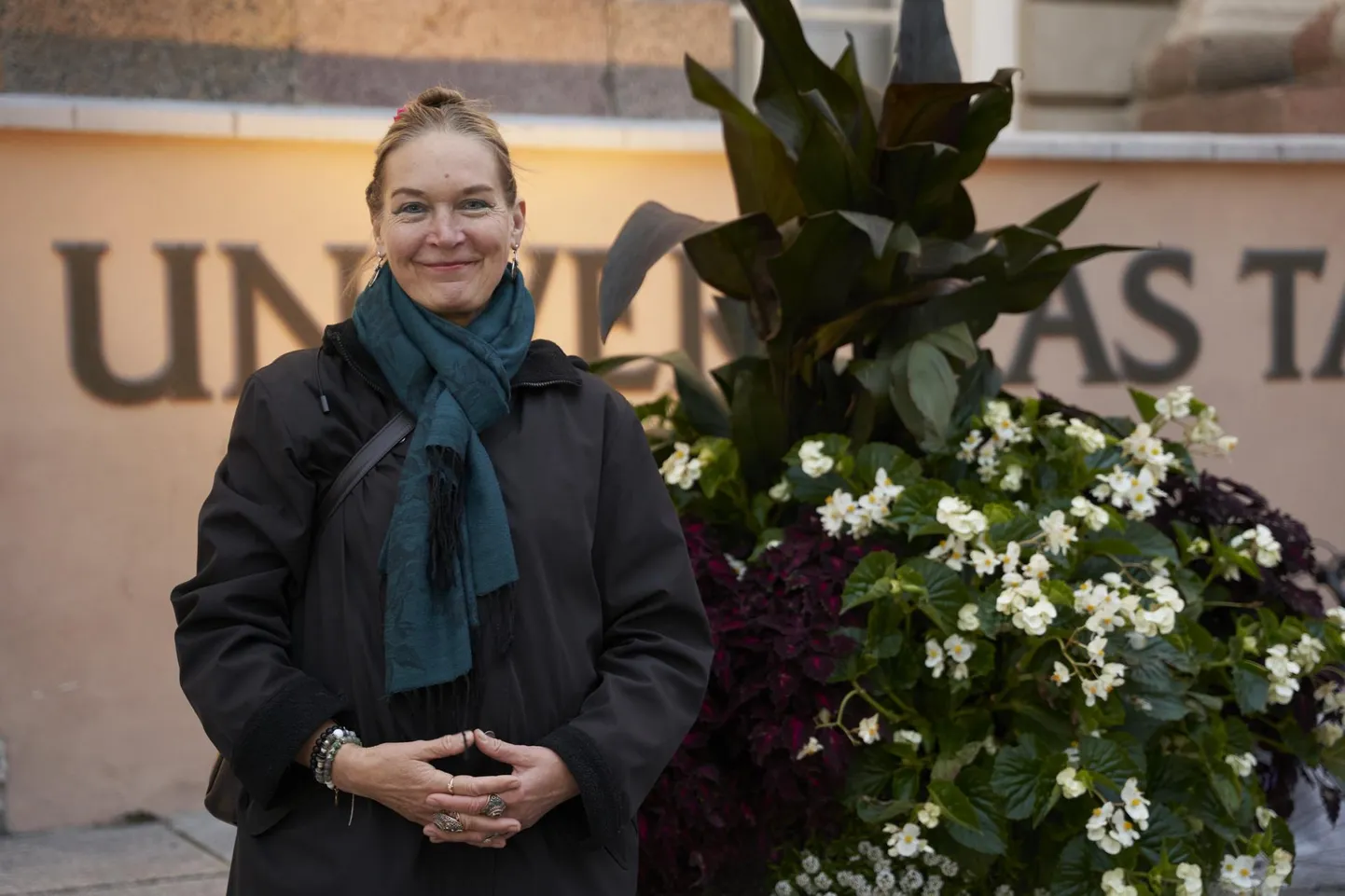 Ruth Tammeorg Tartu Ülikooli peahoone ees.