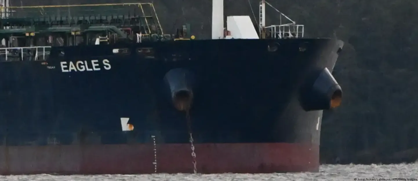 Нефтяной танкер Eagle S стоит на якоре возле порта Килпилахти в Порвоо (фото из архива)