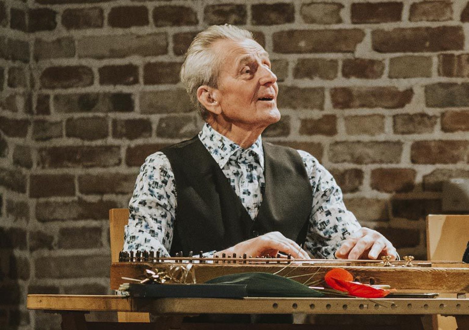 Pühapäeval rõõmustab tuntud Karksi-Nuia kandlemängija  Heino Sõna koos sõpradega musitseerides eakat publikut Viljandis pärimusmuusika aidas.