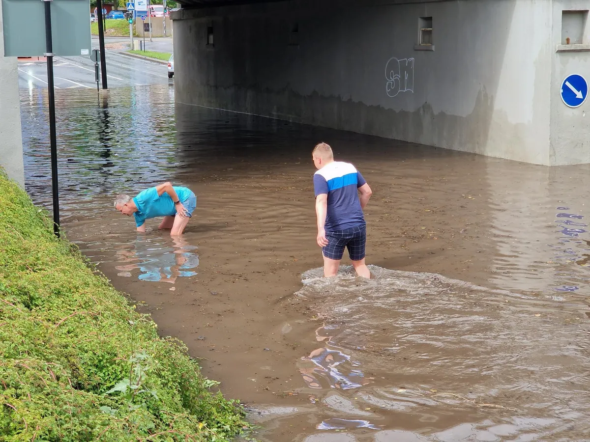 Tartu veevärgi juht Toomas Kapp puhastas teisipäevase uputuse ajal Riia tänava raudteeviadukti all reste männikooremultšist. Lootust on, et uute jämedamate torude paigaldamise järel seal uputust ei tekigi.