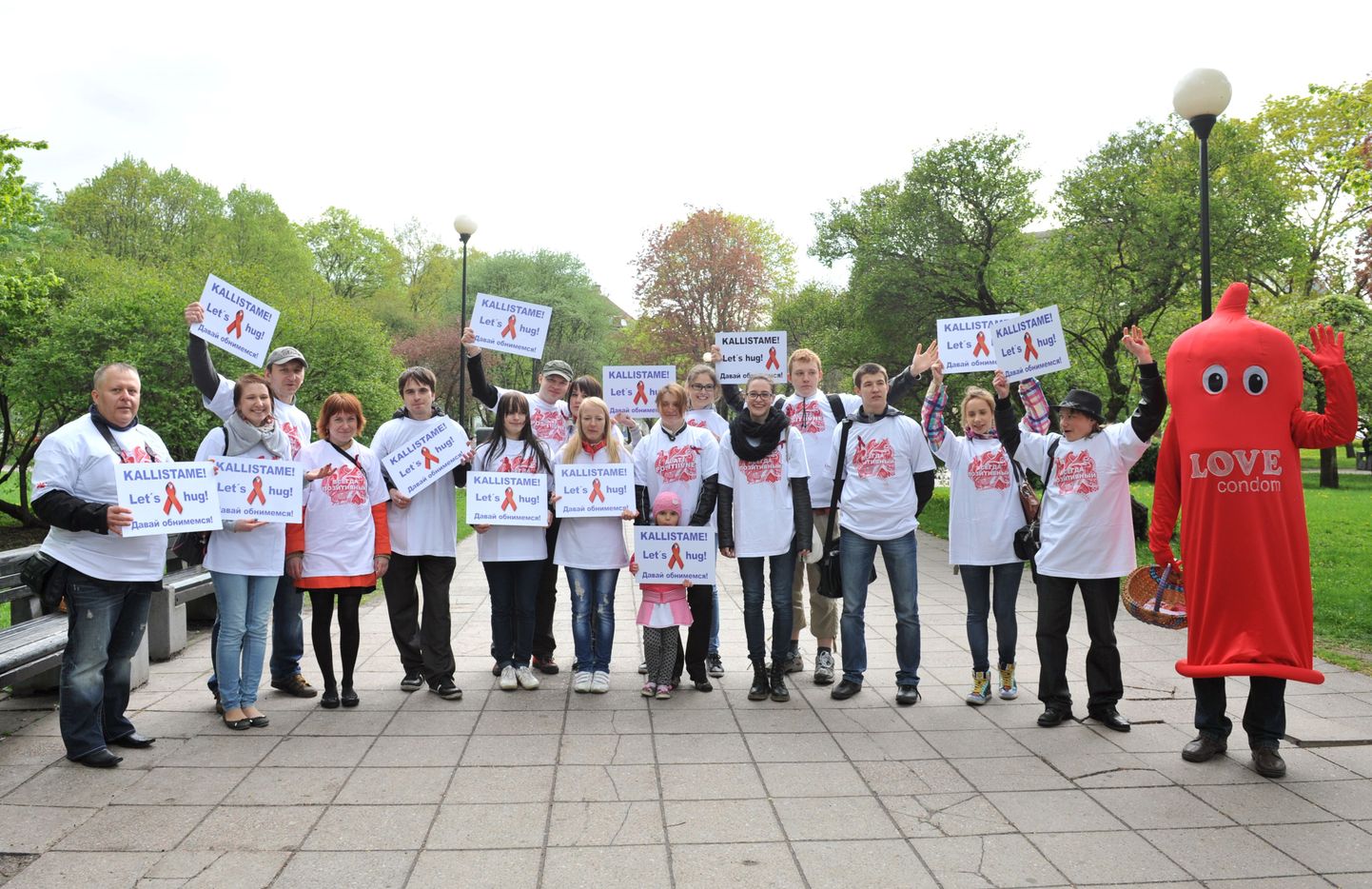 HIV-positiivsete võrgustiku vabatahtlikud korraldasid Tammsaare pargis kallistamiseaktsiooni.