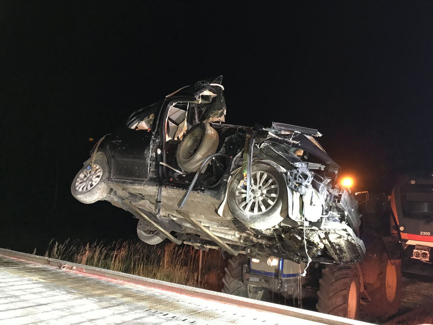 Täna õhtul kella 20.15 aegu sai Tori vallas Suigu ülesõidul sõiduauto rongilt löögi. Õnnetuses hukkus kaks inimest.