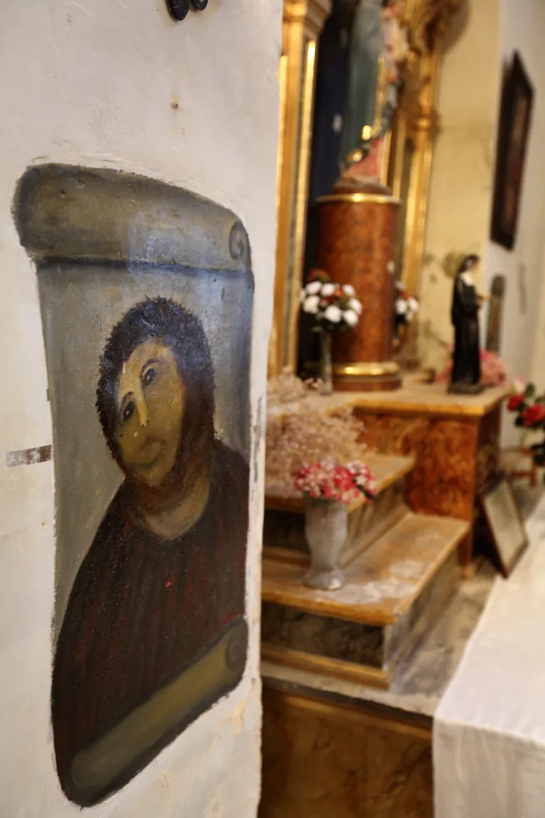 «Restaureeritud» seinamaal Hispaanias Zaragozas Borja kirikus, mille tegi 19. sajandi kunstnik Elias Garcia Martinez. Selle värvis üle kohalik elanik Cecilia Giménez, kes muutis pilti tundmatuseni.
