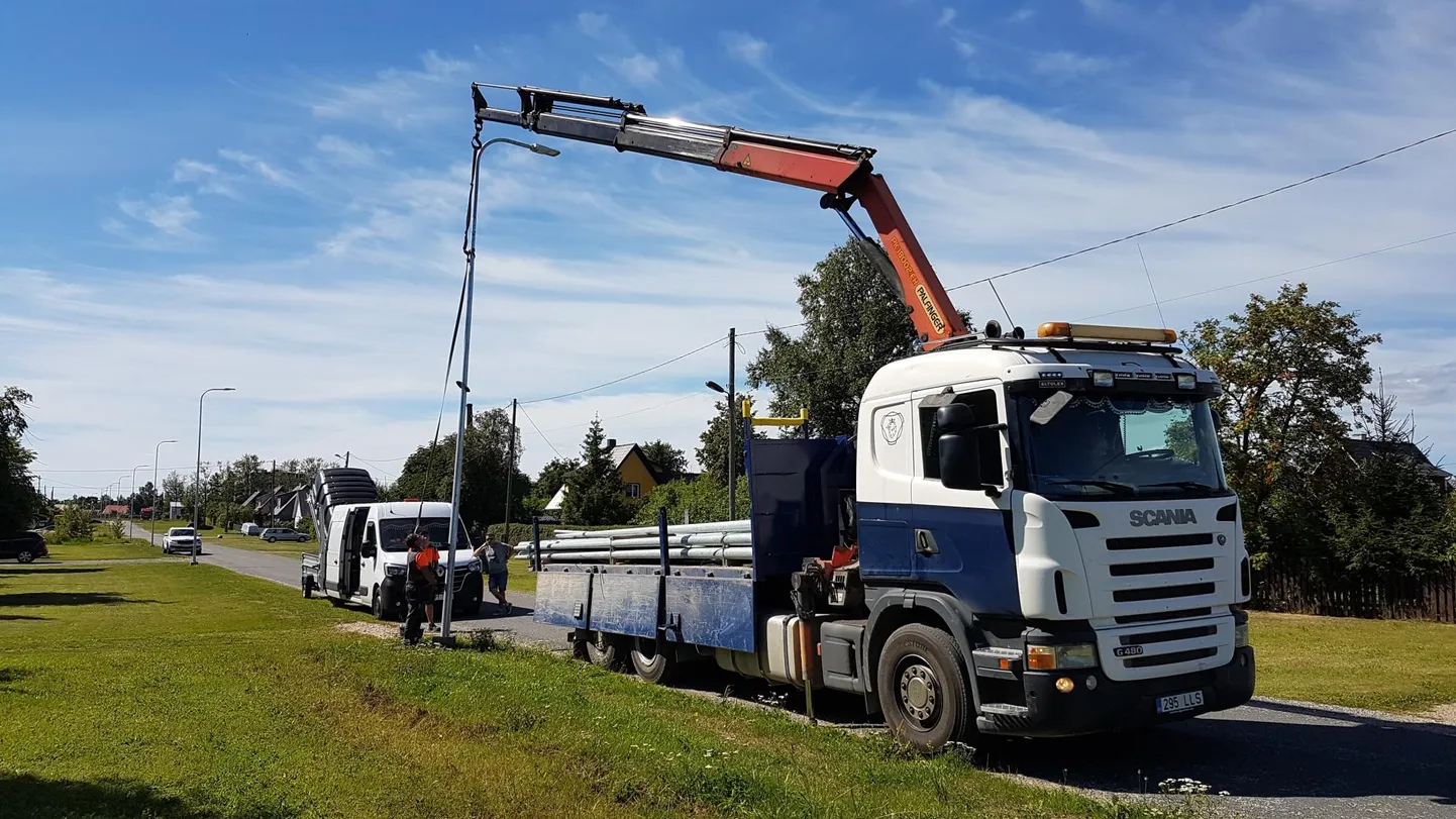 Leedvalgustiga laternaposti paigaldamineTapal Taara puiesteel.
