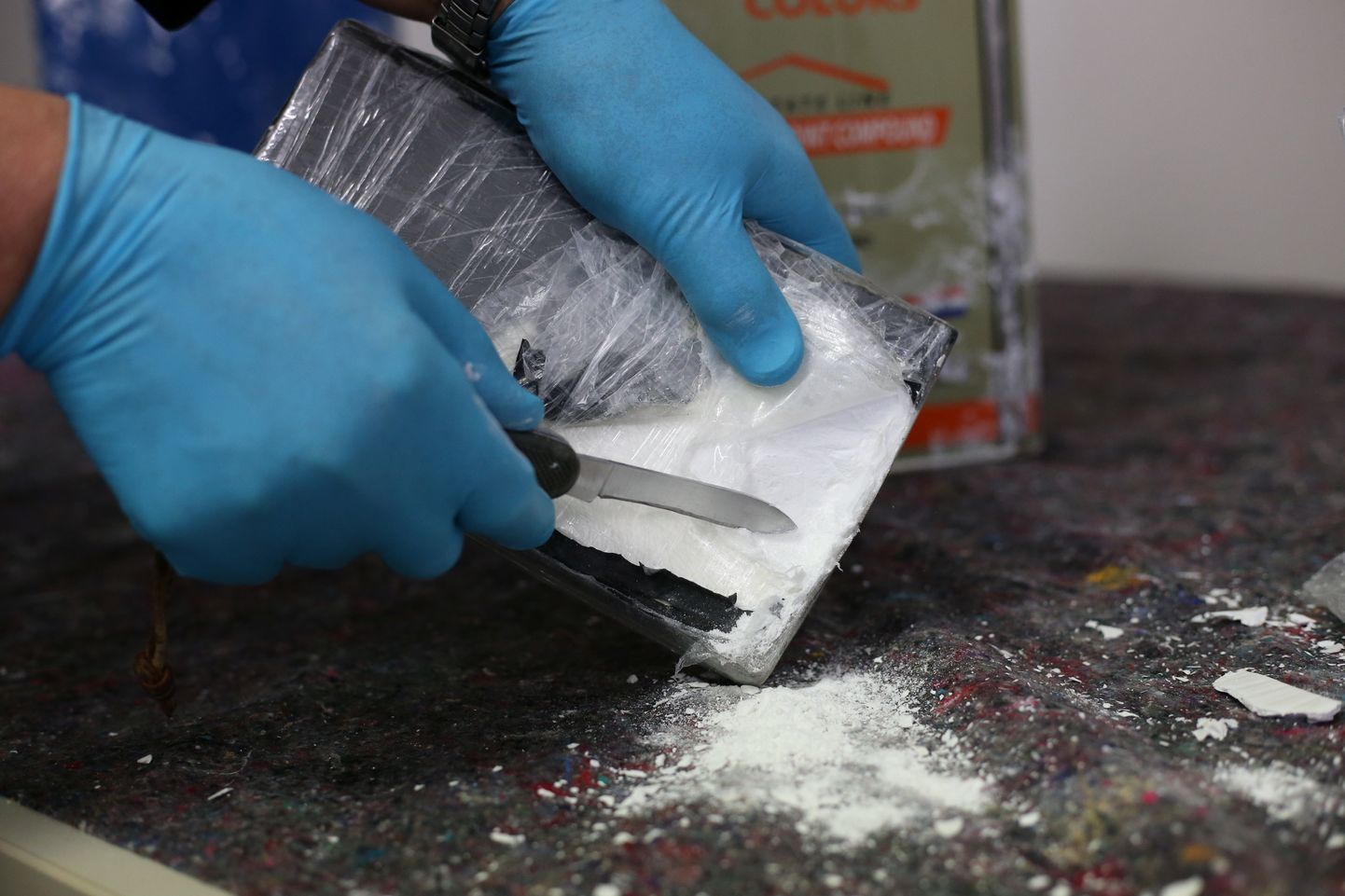 Saksa tolliametnik näitab Hamburgi sadamas konfiskeeritud kokaiini.