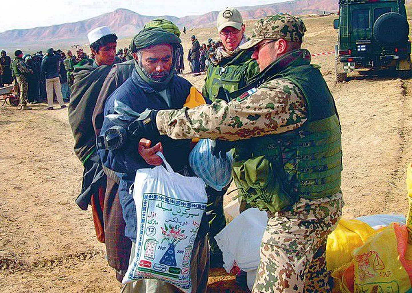 Kuigi Soome ei kuulu NATOsse, osalevad nad juba praegu alliansi tähtsaimas operatsioonis Afganistanis. Pildil jagavad Soome sõdurid abi Balkhi provintsi elanikele.