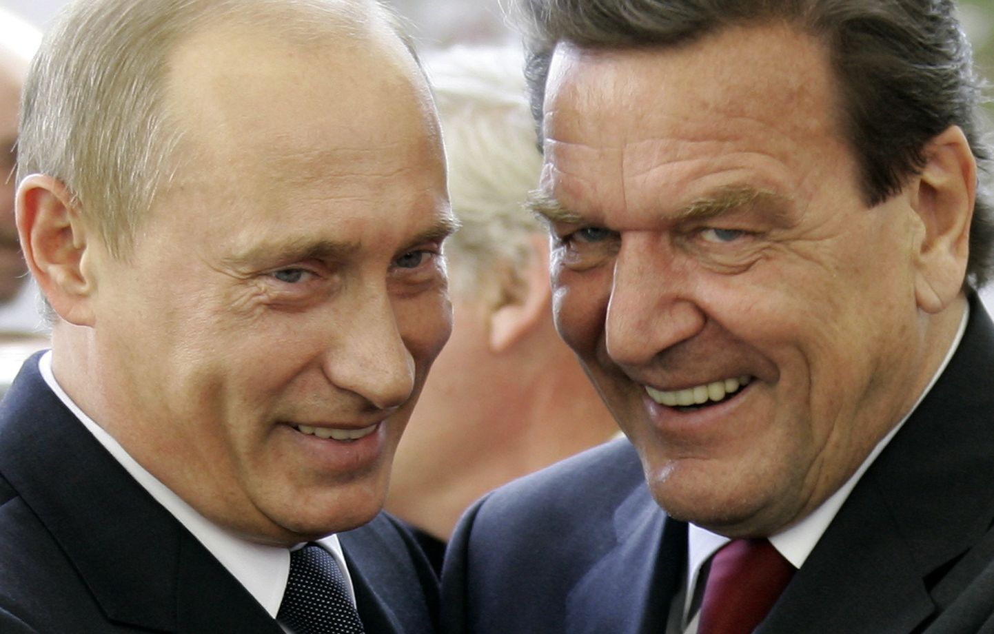 Vladimir Putin (vasakul) ja Gerhard Schröder 2005. aastal.
