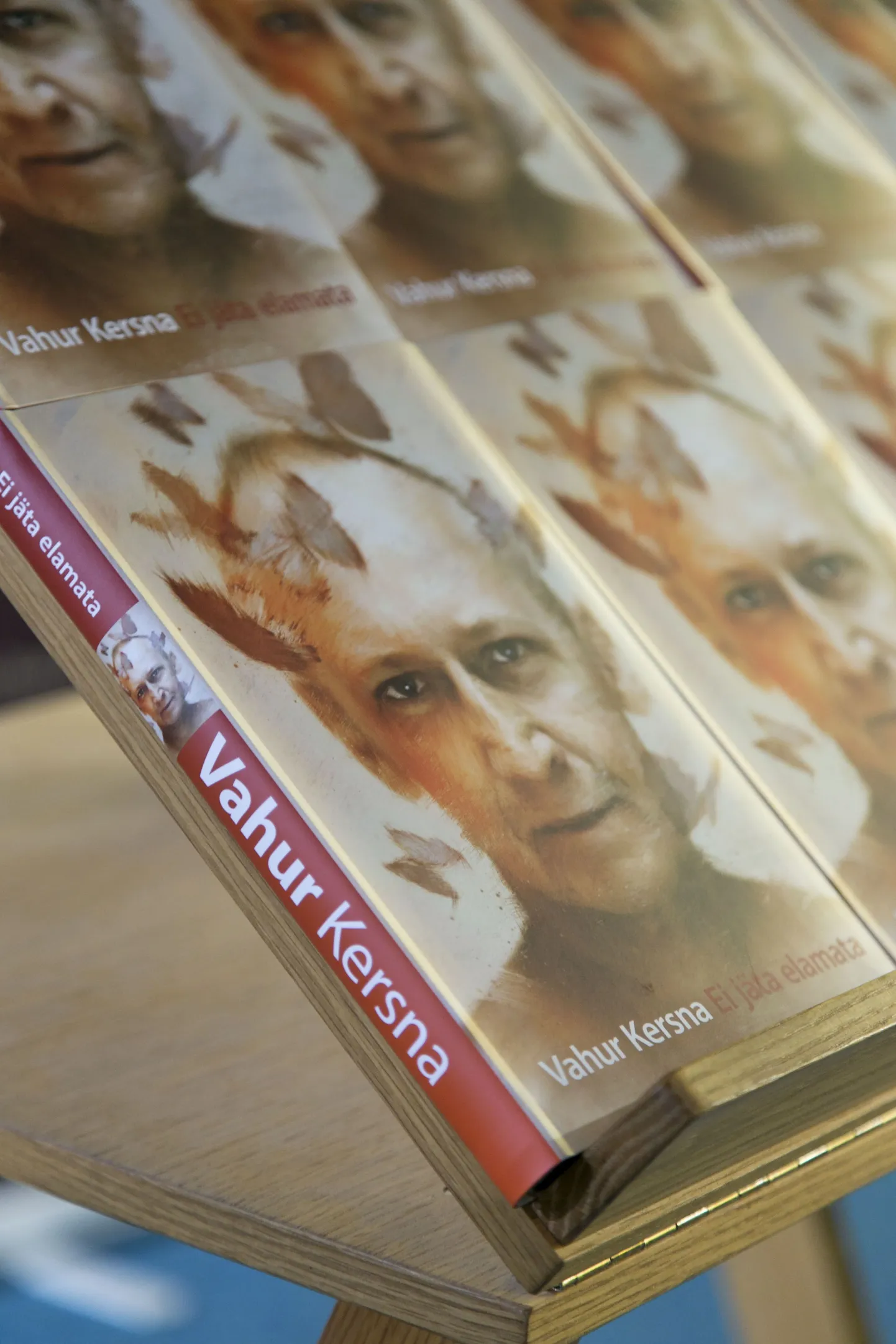 Ajakirjanik Vahur Kersna esitles täna Rahva Raamatus oma raamatut «Ei jäta elamata».