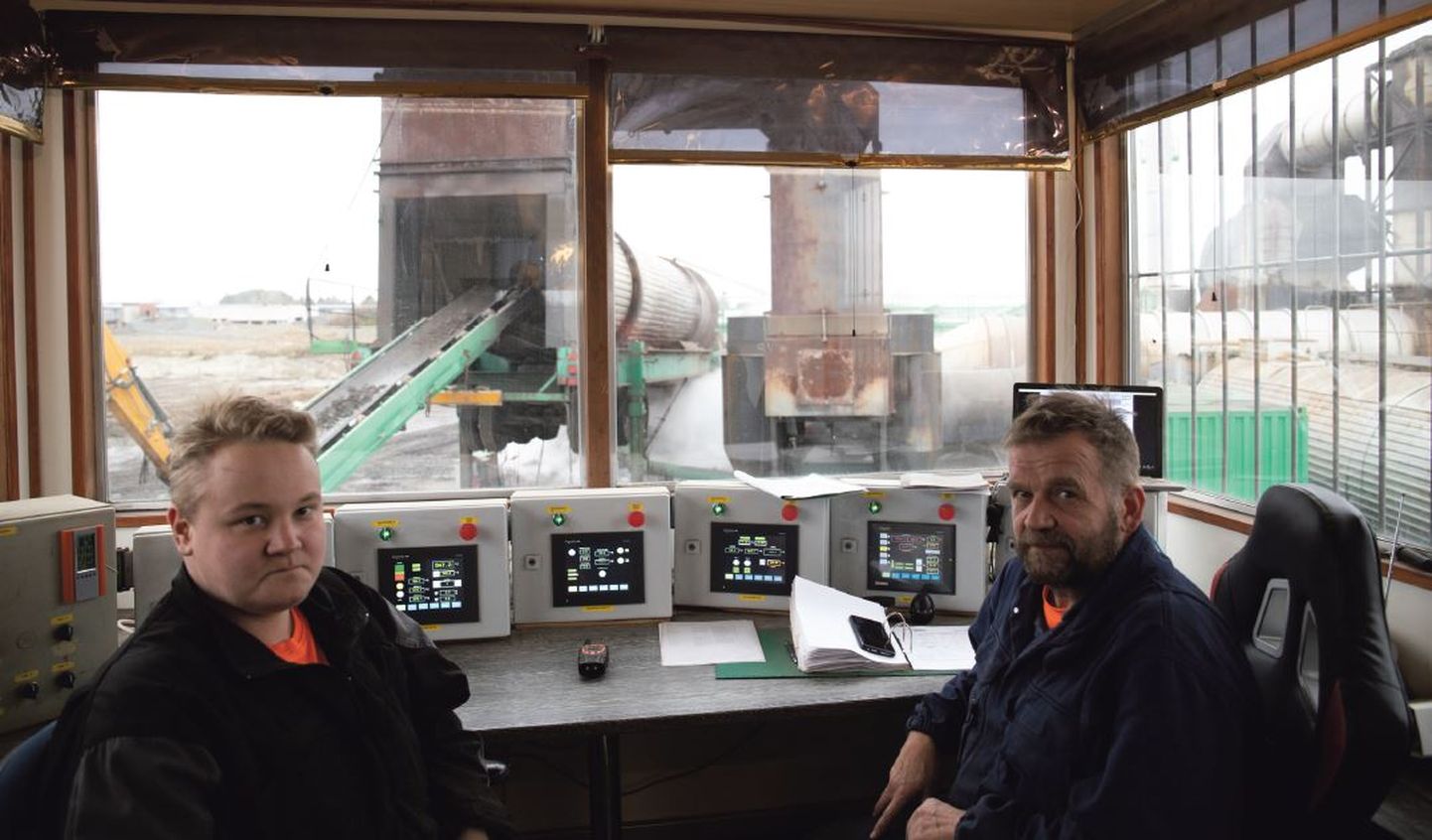 Unikaalset pinnasepuhastustehast juhivad iga päev Niko Titoff (vasakul) ja Juha Pirttijärvi. Juha on Savaterra Oy tehasega töötanud lisaks Eestile ja Soomele Norras, Prantsusmaal ja Hiinas.