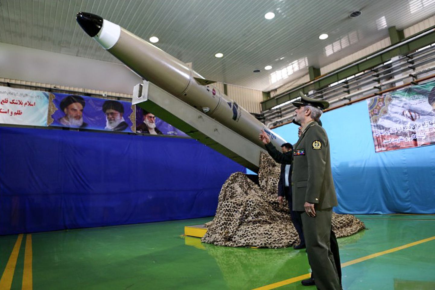 Iraani kaitseminister Amir Hatami augustis poseerimas uut tüüpi lühimaaraketi kõrval.