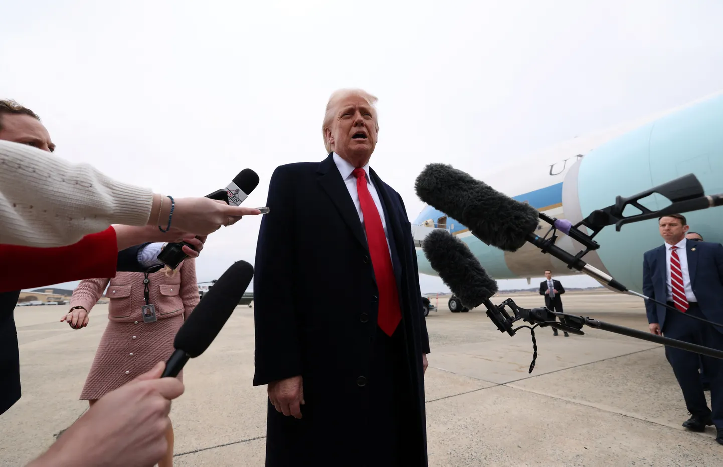 USA president Donald Trump andis 14. märtsil 2025 Marylandis Andrewsi õhujõudude baasis enne presidendilennukile minemist ajakirjanikele kommentaare. Ühe ajakirjaniku mikrofon läks seal Trumpi näo vastu