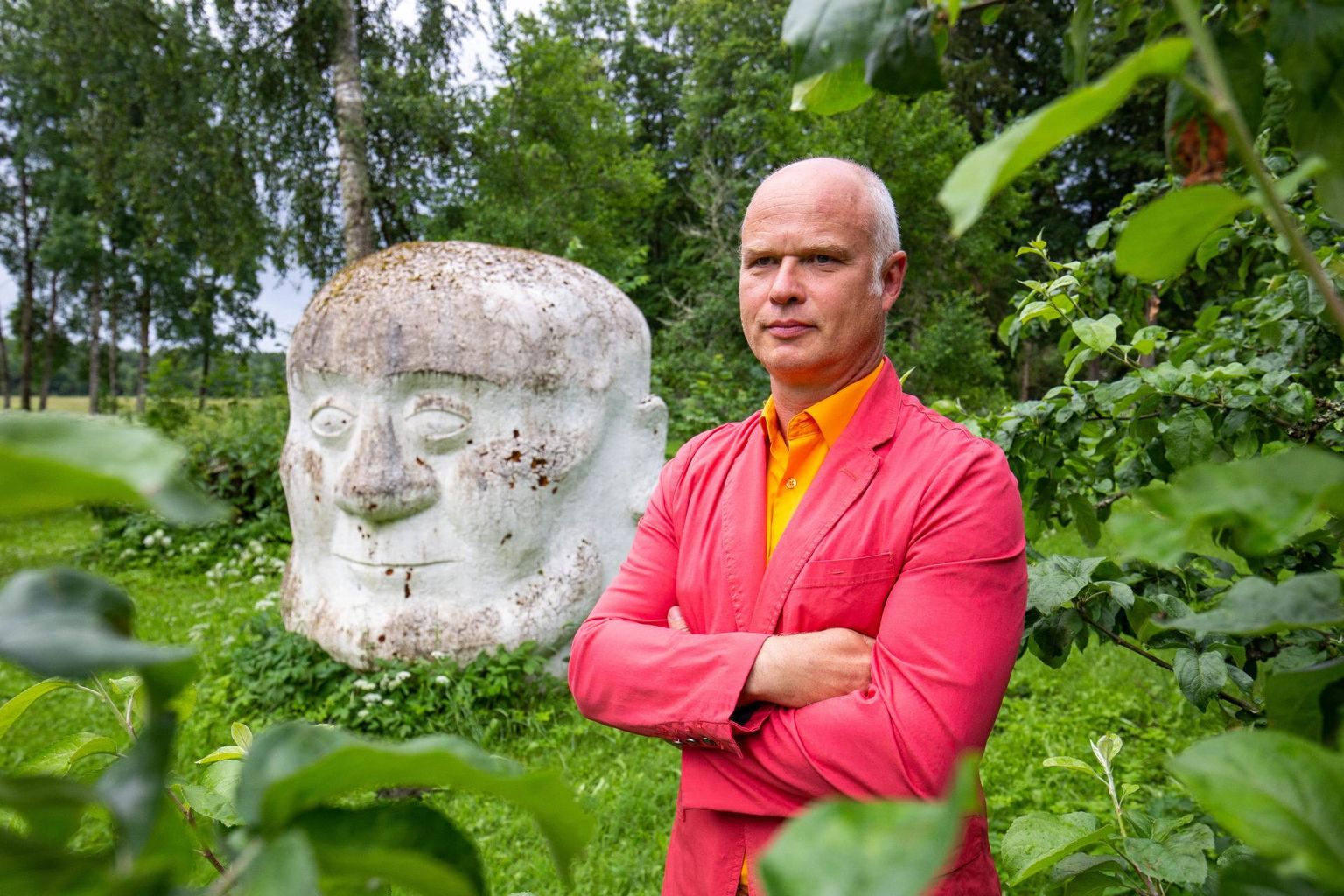 Toivo Tammik poseeris eile noore skulptori Hanna Piksarve tööga, mida eksponeerib oma suvekodu juures Järvamaal Huuksi külas. «Sellises mastaabis töid on ka praegu Eestimaal,» ütleb arhitekt.