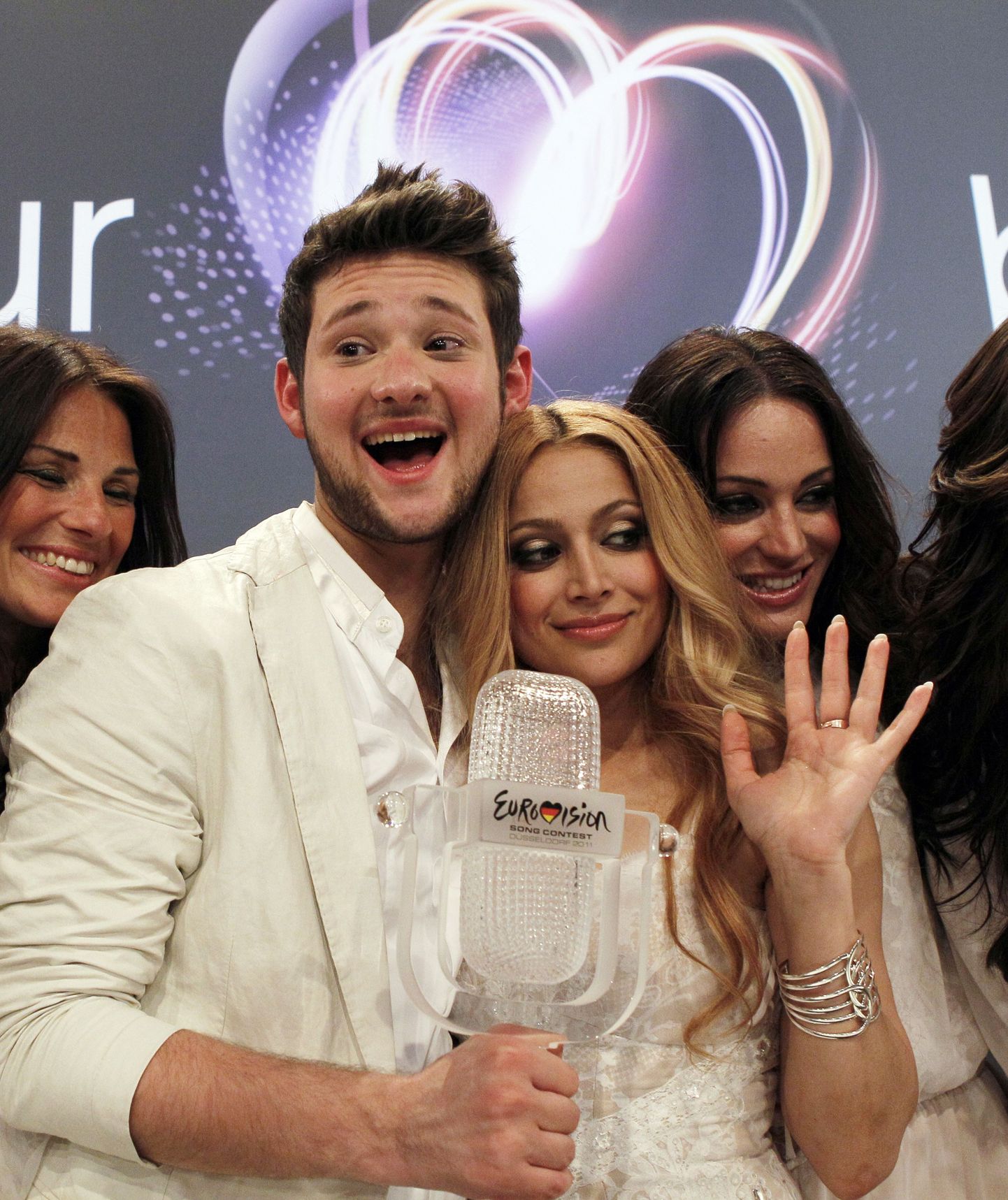 Победители песенного конкурса "Евровидение-2011" айзербайджанский дуэт Ell и Nikki