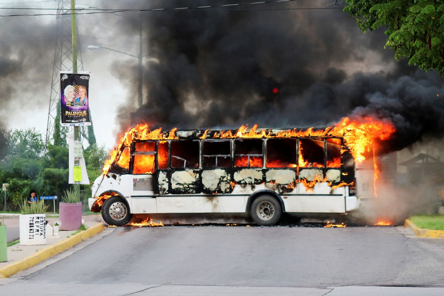 Meksikas narkokarteļa darboņu aizdedzināts autobuss cīņā ar policiju. 17.oktobris, 2019