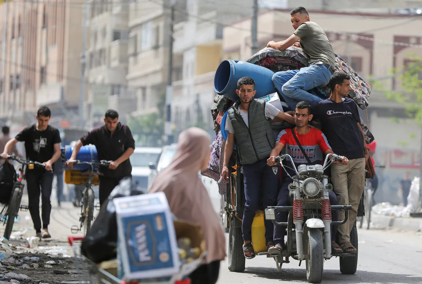 Palestiinlased lahkumas Rafah' linna idaosast.