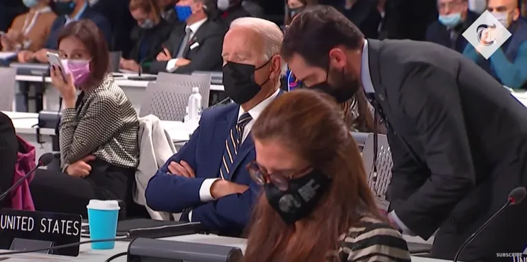 USA president Joe Biden (keskel) jäi Glasgow' kliimakonverentsil tukkuma ja ärkas siis, kui tema juurde läks nõunik