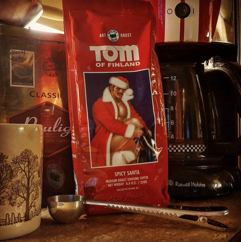 Aastavahetusel tuli müügile Soome juubeliprogrammis esimesena linastunud filmi reklaamiv kohv. «Tom of Finland» jõuab Eestis kinodesse oktoobris.