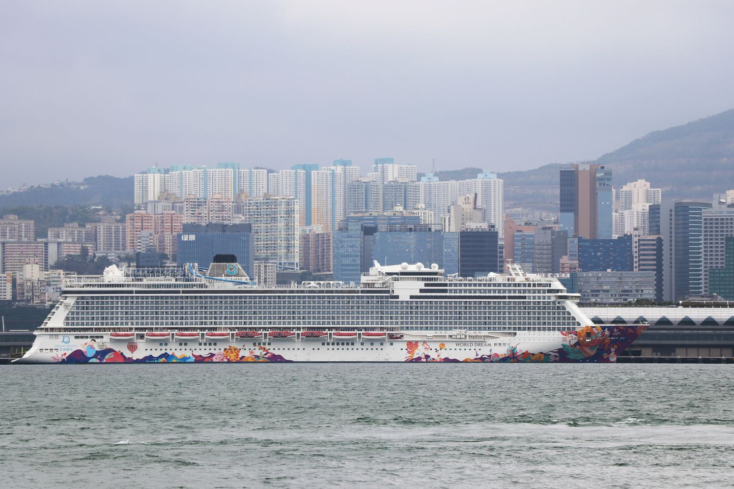 Ristluslaev World Dream Hongkongi sadamas.