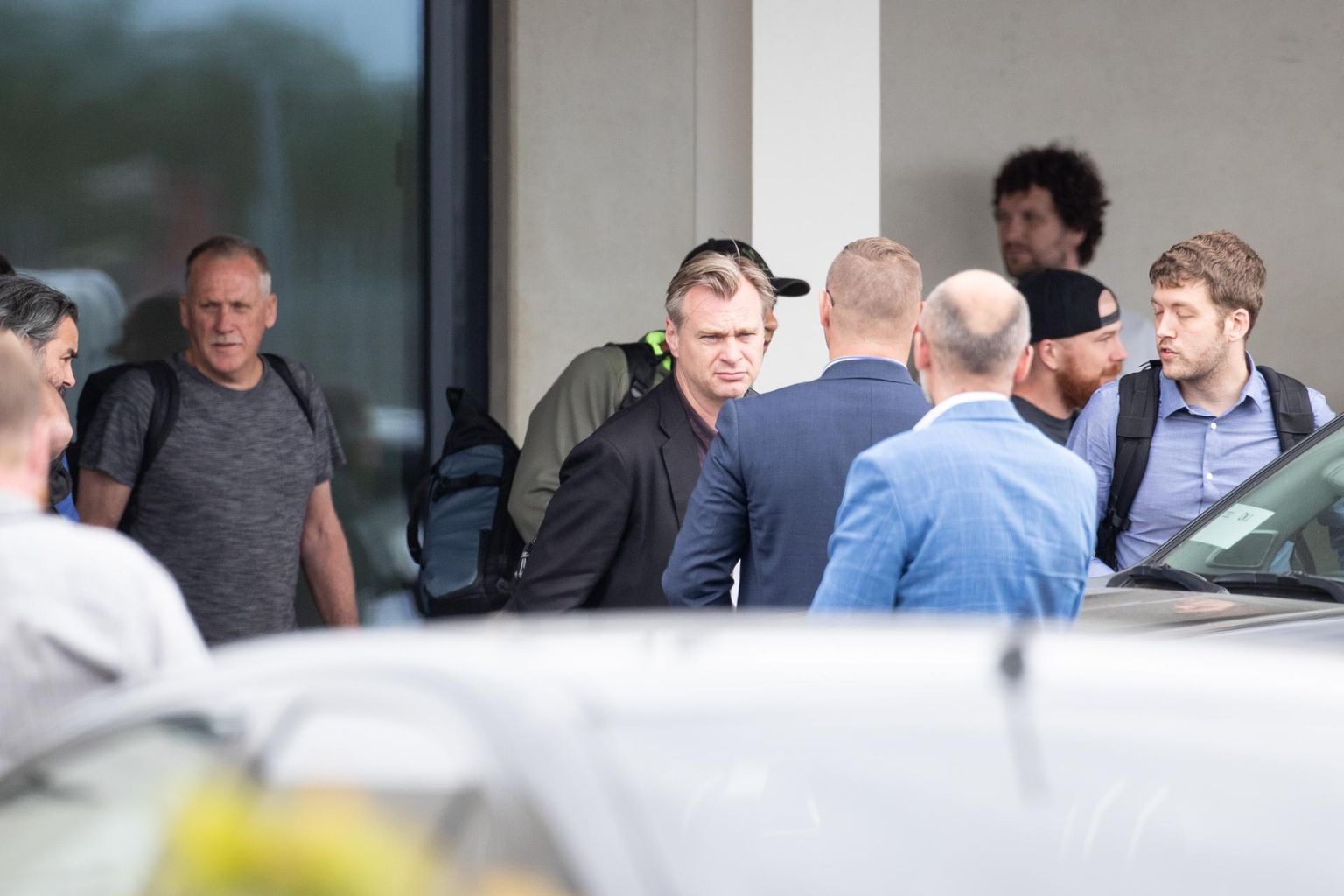 Christopher Nolan (keskel) saabus Tallinna suure meeskonnaga.