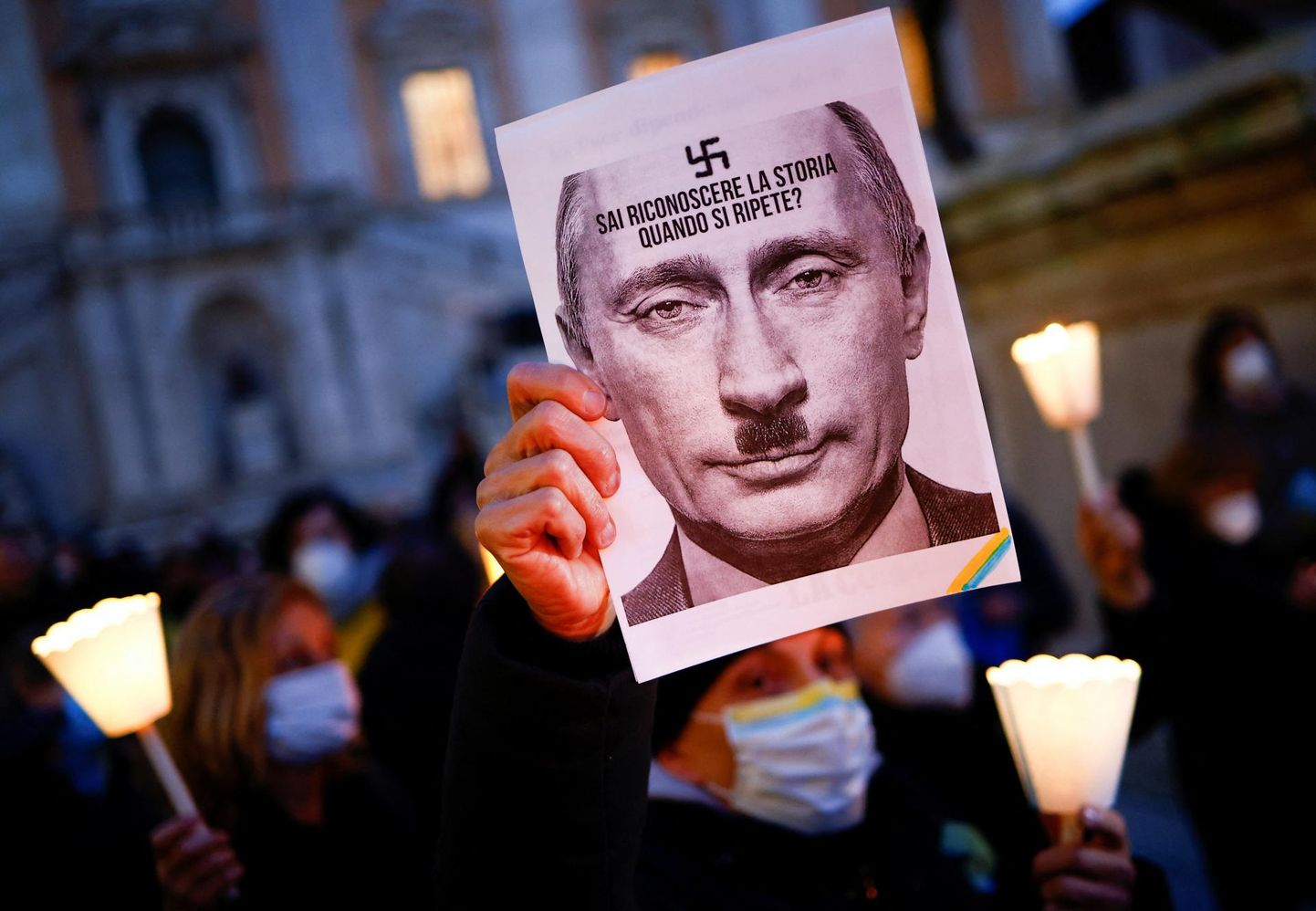 Meeleavaldaja Roomas hoidmas käes Putini pilti kirjaga «Sa ju tead, kuidas tunda ära ajalugu kui ta ennast kordab»