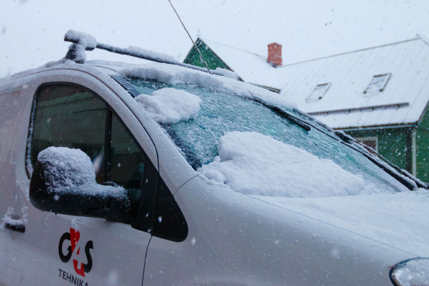 Esimene lumi Valgas.
Ilm, lumesadu, sadu. G4S turvafirma auto

Foto Arvo Meeks/Valgamaalane
