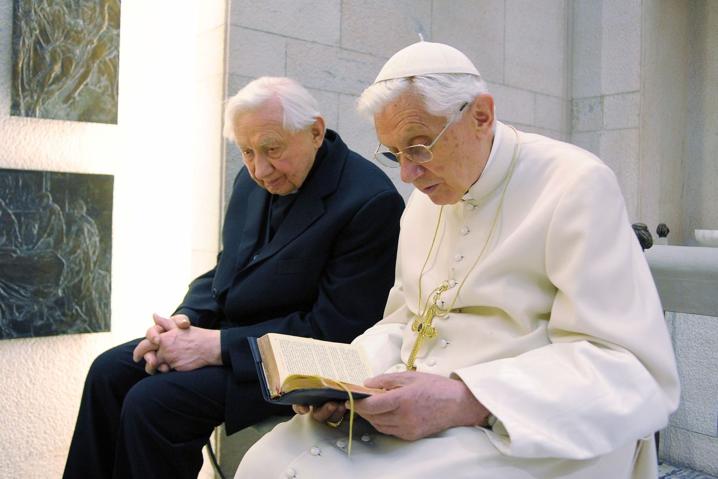 Paavst Benedictus XVI (paremal) koos oma vanema venna Georg Ratzingeriga 14. aprillil Vatikanis.