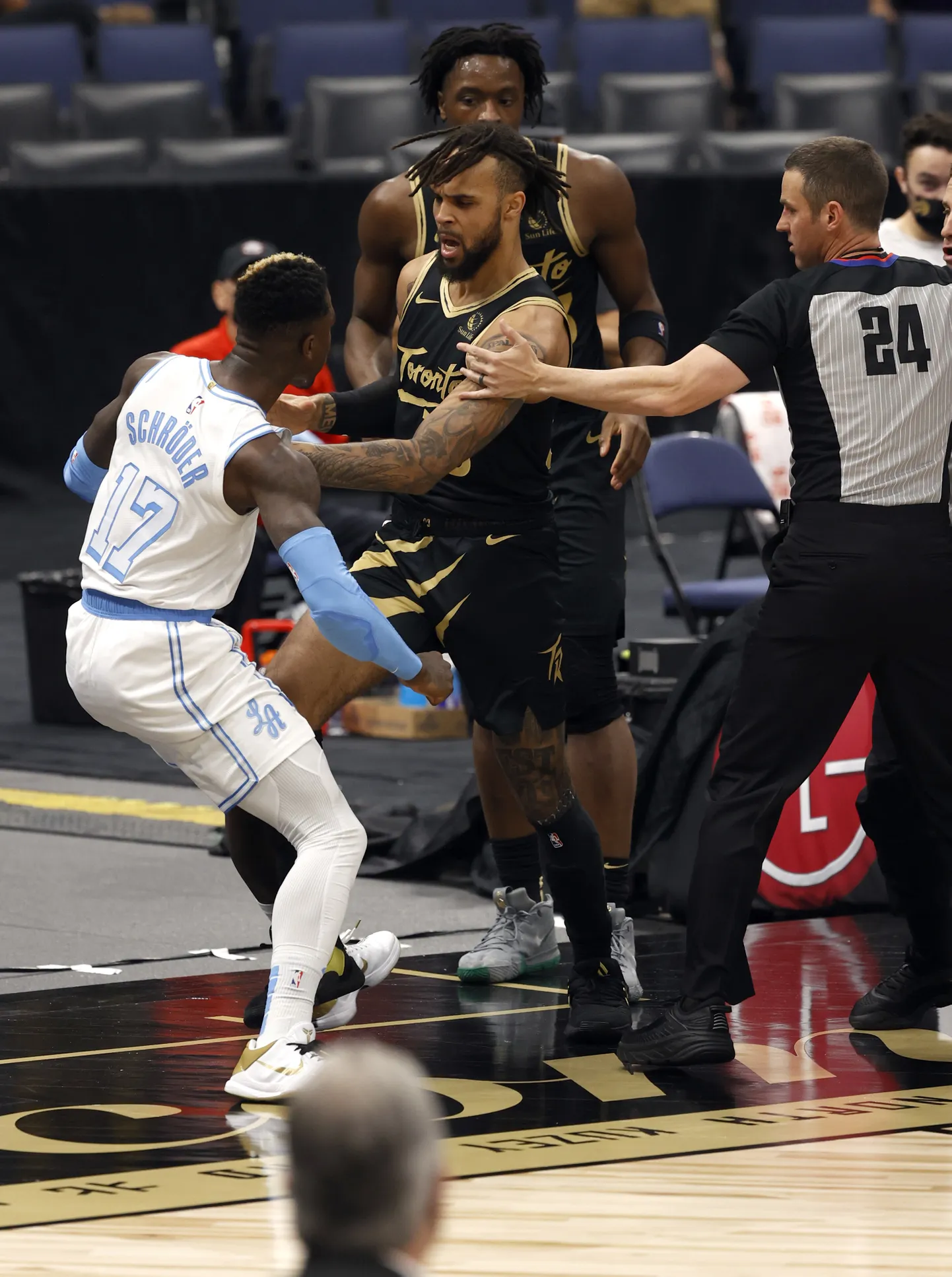 Dennis Schröder (vasakul) ja Toronto Raptorsi mängija Gary Trent Jr tõuklemas.