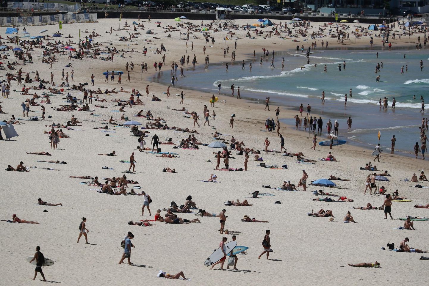 Rahvas riigi suurima linna Sydney Bondi rannas 20. märtsil. Kuna inimesed ei järginud soovitusi, otsustasid võimud ranna sulgeda.