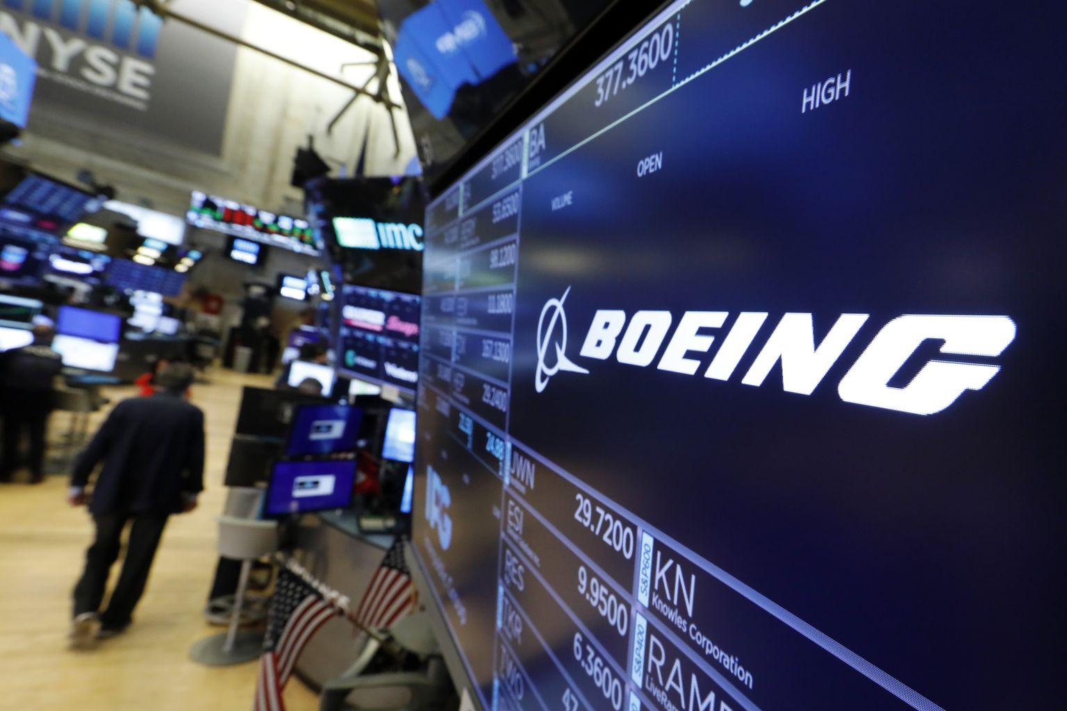Boeingu logo New Yorgi börsipõranda ekraanil.